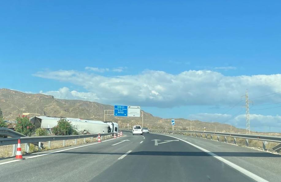 Camión accidentado en la A-7 en la mañana posterior al siniestro.