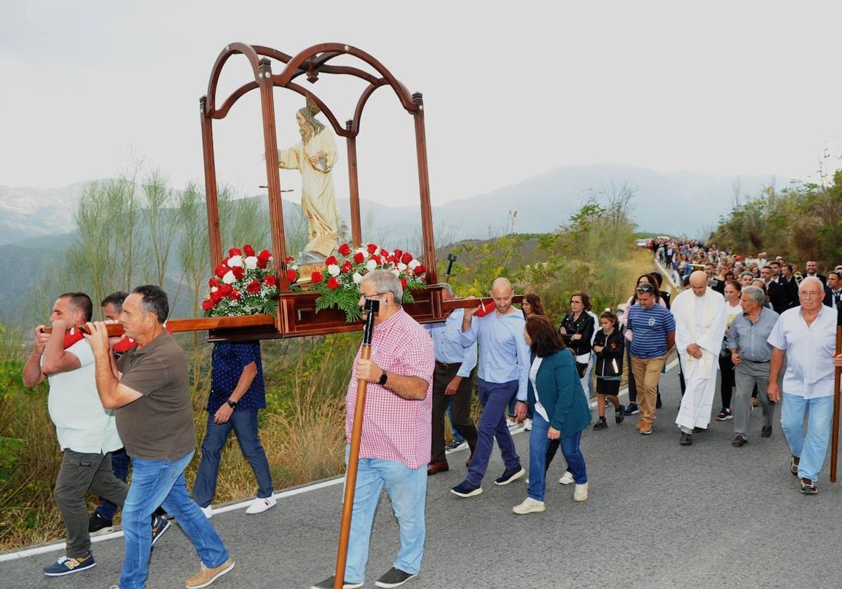 Procesión con la imagen del Padre Eterno.