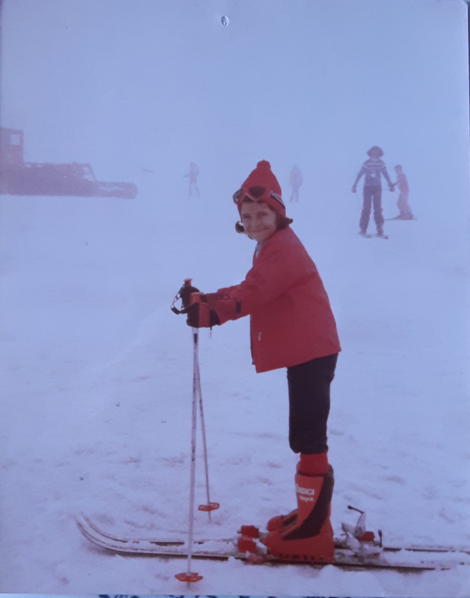 Pipi Cardell comenzó desde muy pequeña su relación con la montaña en Sierra Nevada. Sus inicios son familiares. Su madre competía en carreras de esquí y su tía Macu también era una gran esquiadora. Su tía fue la primera mujer en descender con esquís el corredor del Veleta, pero además destacaba como alpinista. «La montaña no era una actividad paralela a la vida, era muy familiar», expresa.