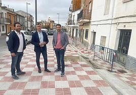 José Luis Agea con el alcalde José Ruiz durante la visita a la calle Calzada de la Virgen.