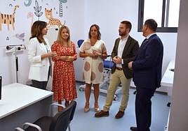 Las autoridades en la zona pediátrica del consultorio de Bedmar.