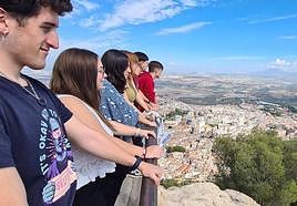 Visitantes, en la cruz del Castillo de Jaén, el pasado puente.