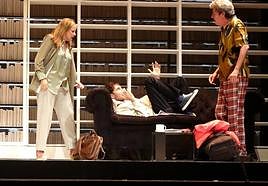 Los tres actores se creen su papel.