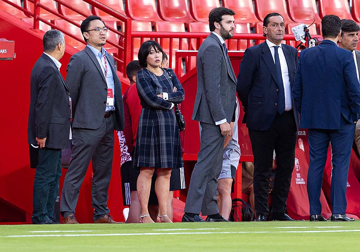 La plana mayor que dirige el Granada, en un partido.