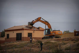 Imagen de la demolición de la vivienda.