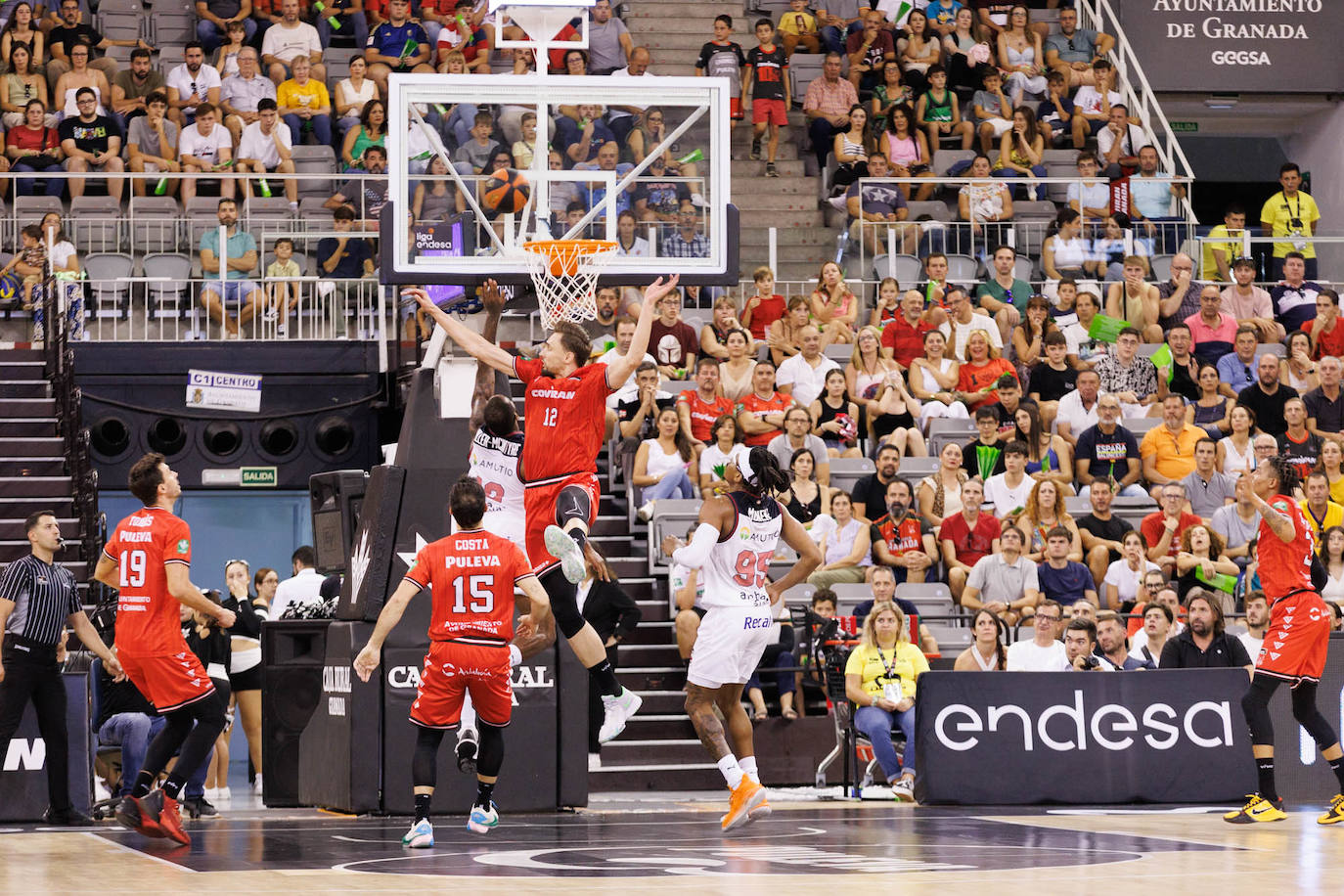 Evaldas Kairys salta para dificultar un enceste del Baskonia en el Palacio.