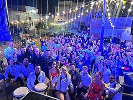 Disfrutando de las fiestas hasta altas horas de de la noche.