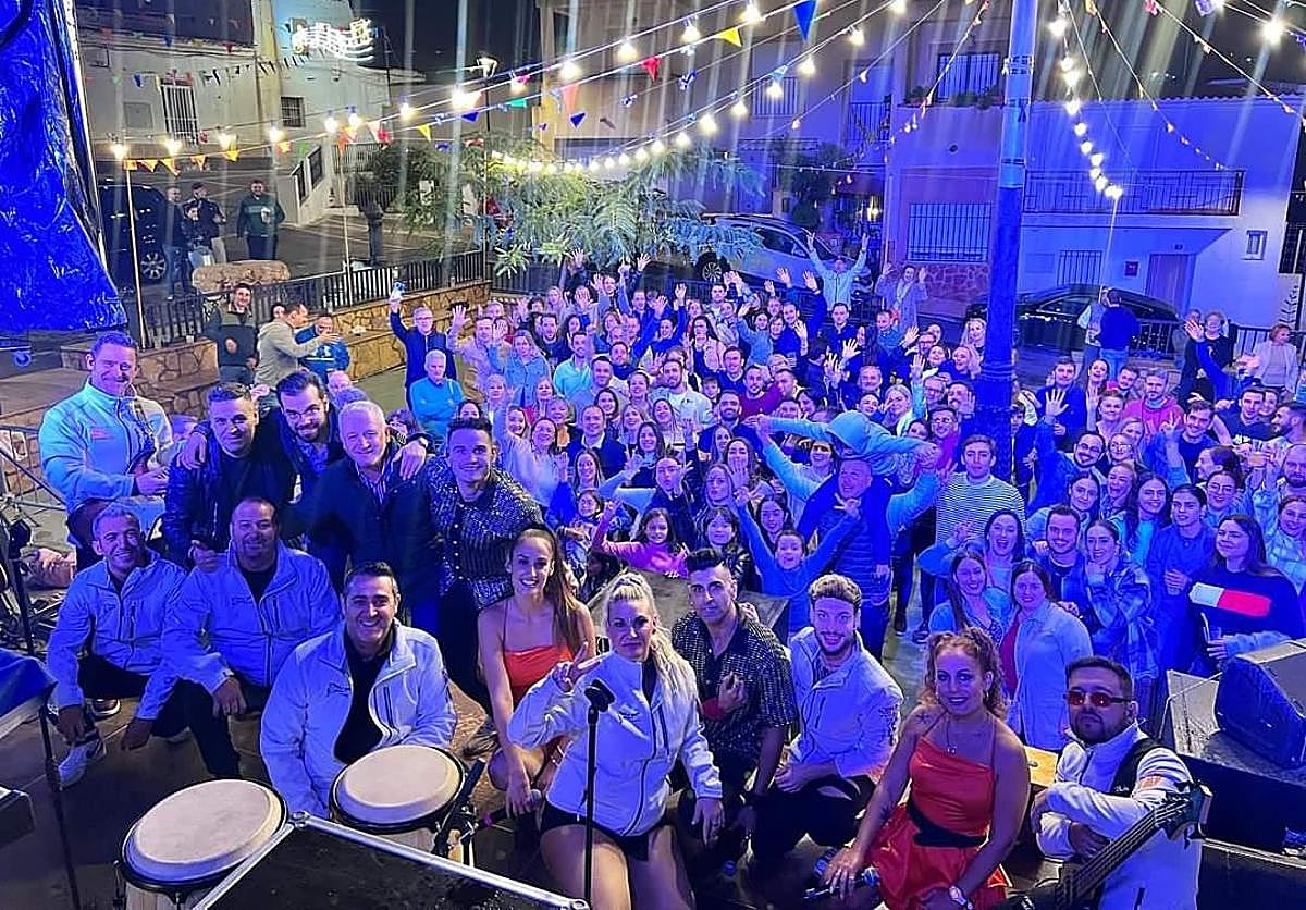 Disfrutando de las fiestas hasta altas horas de de la noche.