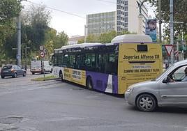 Autobús urbano bloqueando la vía, esta mañana.