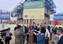 La consejera de Fomento, Rocío Díaz, y el consejero de Universidad, Investigación e Innovación, José Carlos Gómez Villamandos, visitan el edificio de investigación UGR-DONES en el parque de Escúzar.