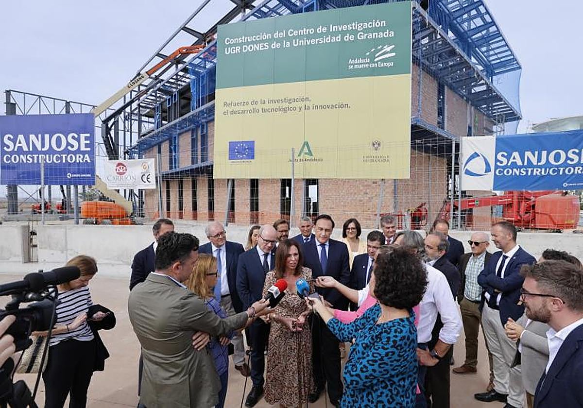 La consejera de Fomento, Rocío Díaz, y el consejero de Universidad, Investigación e Innovación, José Carlos Gómez Villamandos, visitan el edificio de investigación UGR-DONES en el parque de Escúzar.
