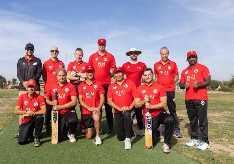 Alineación de jugadores del Granada Cricket Club antes de empezar un partido.