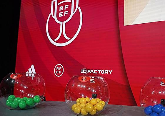 Los bombos con los nombres de los equipos en Las Rozas.