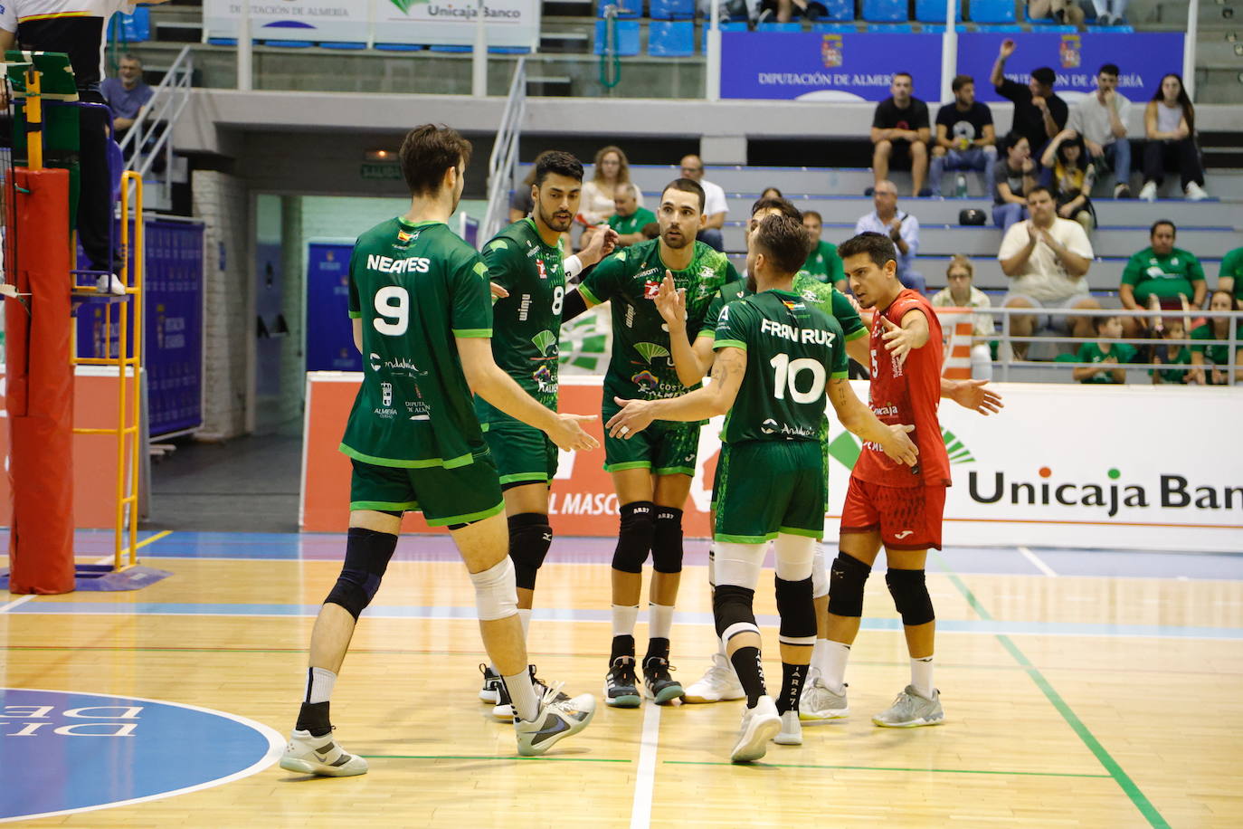 Unicaja Costa de Almería celebra la victoria en un partido espectacular.