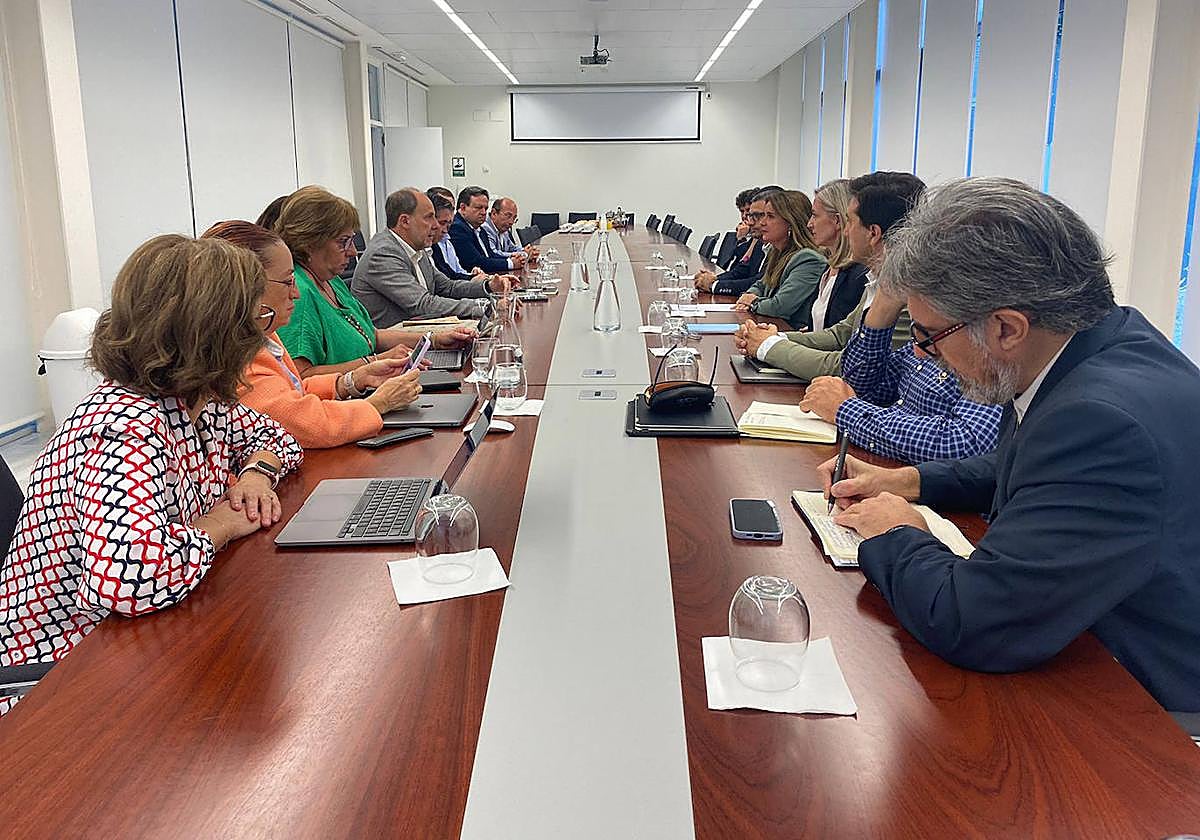 Reunión de trabajo del equipo de gobierno de la UJA con la alcaldesa y el equipo de dirección de la EPSL.