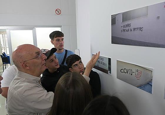 Juan Mata muestra a varios alumnos algunas de las fotografías con leyendas callejeras.