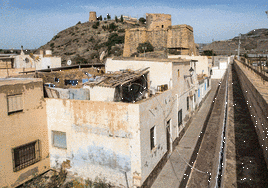 Francisco Rivas, Trina Romero y Pedro Morales, supervivientes y vecinos, en la rambla de Albuñol.