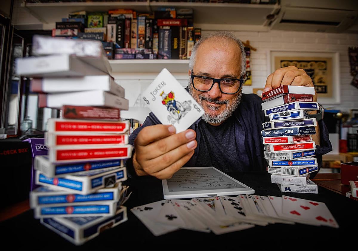 MagoMigue, entre montones de barajas de cartas, en el Laboratorio de Arte Dramágico de su vivienda en el Zaidín.
