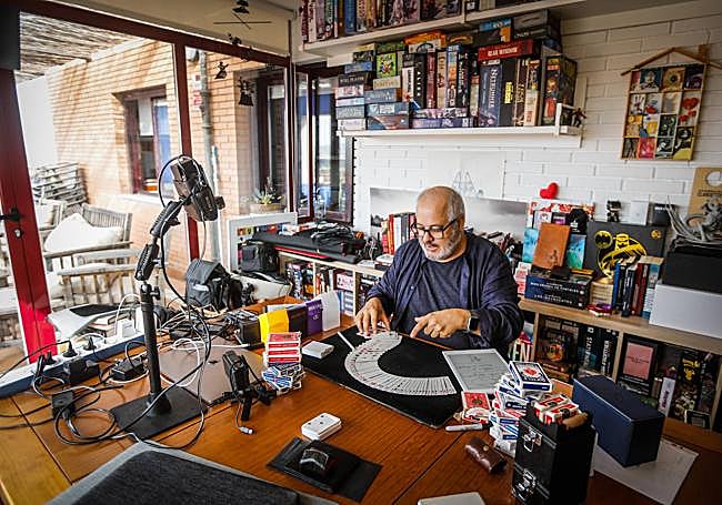 El mayo granadino ensaya uno de los número de magia que incluirá en alguno de sus próximos espectáculos.