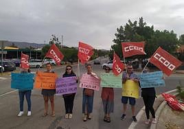 Trabajadoras de la guardería del Campamento de la Legión durante la protesta de ayer.