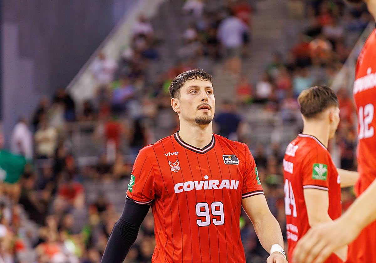 Yiftach Ziv, con la mirada perdida en el partido contra el Baskonia en el Palacio de los Deportes.