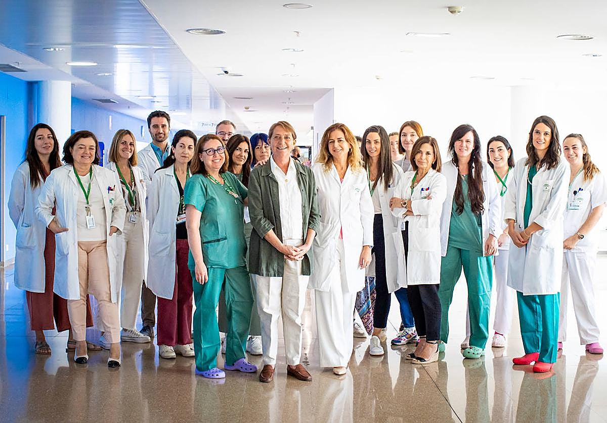 El Comité Multidisciplinar de tumores de mamá del Clínico posa con una de las pacientes que se ha beneficiado de la nueva técnica.