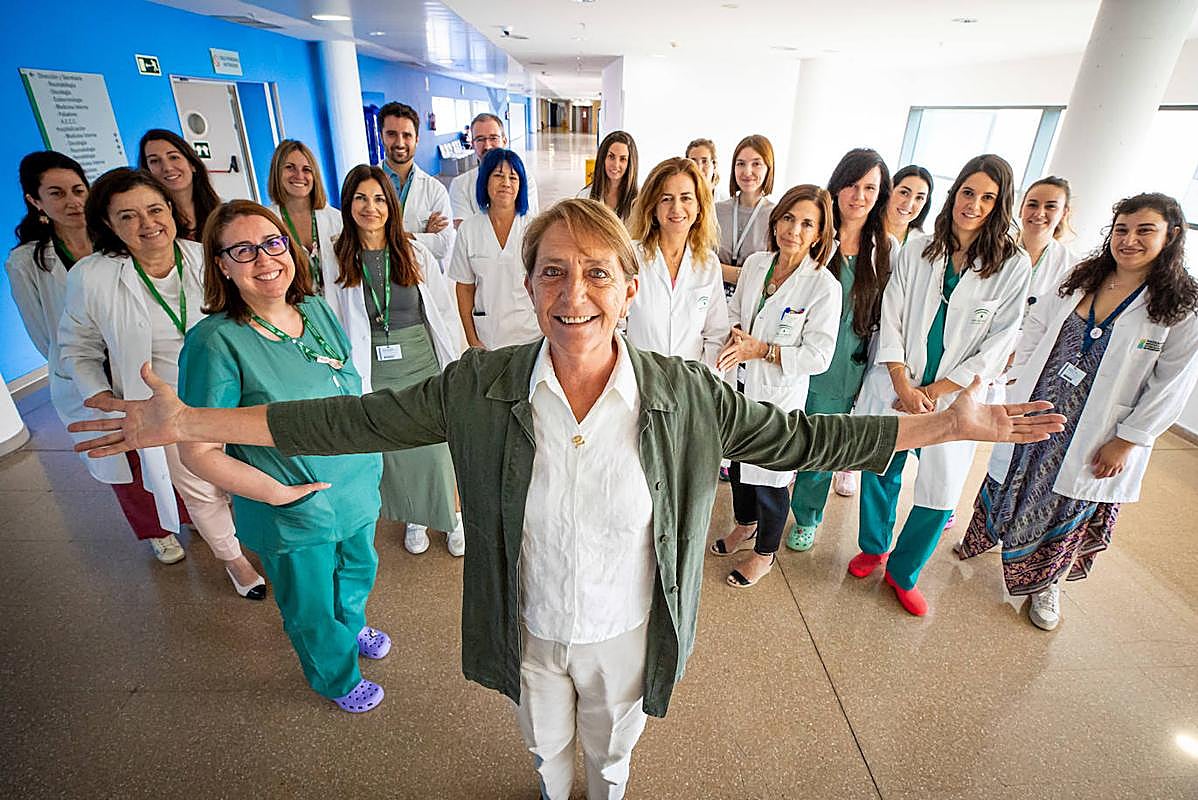 En el centro, Cecilia Laura, una paciente, rodeada por el Comité Multidisciplinar de tumores de mama del Clínico.