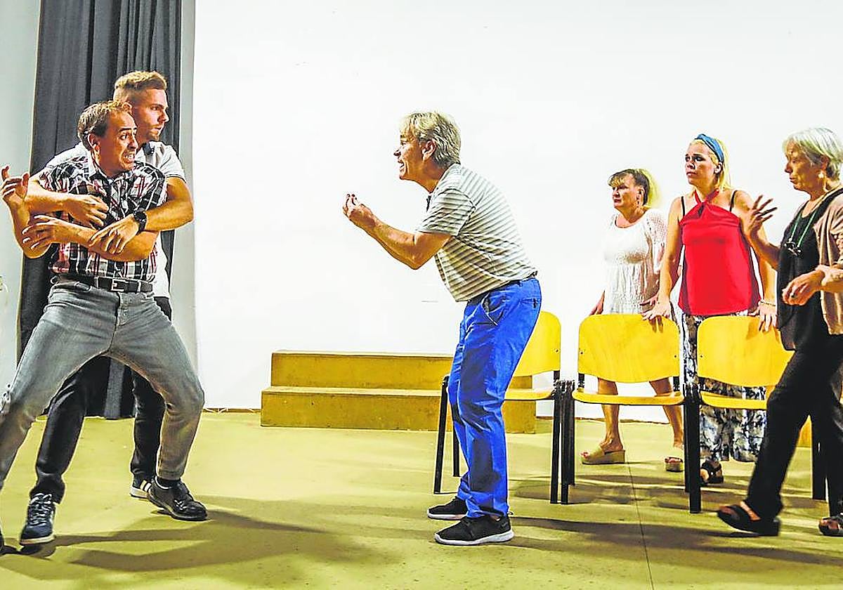 Paco López (en el centro), en su vertiente actoral, ensaya una de las divertidas escenas de 'Ha salido el sol para todos'.