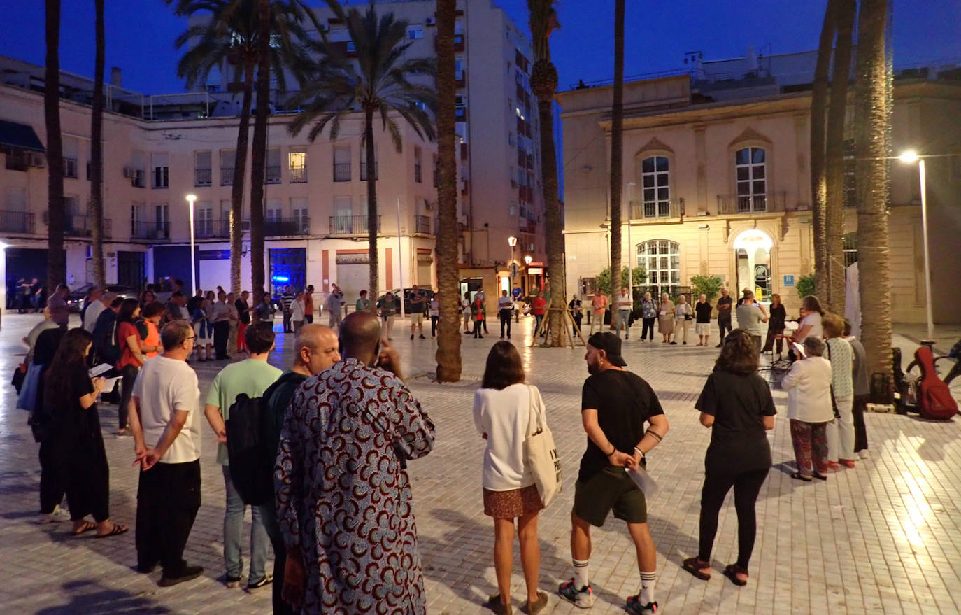 Círculo de silencio organizado en la plaza de la Catedral de Almería por el Día contra la Pobreza.