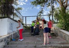 En verano los vecinos acudieron a la llamada del Ayuntamiento para echar una mano con la limpieza.