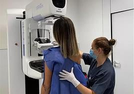 Una paciente durante la realización de una mamografía.