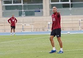 Gaizka Gatitano da instrucciones en la sesión de este jueves.