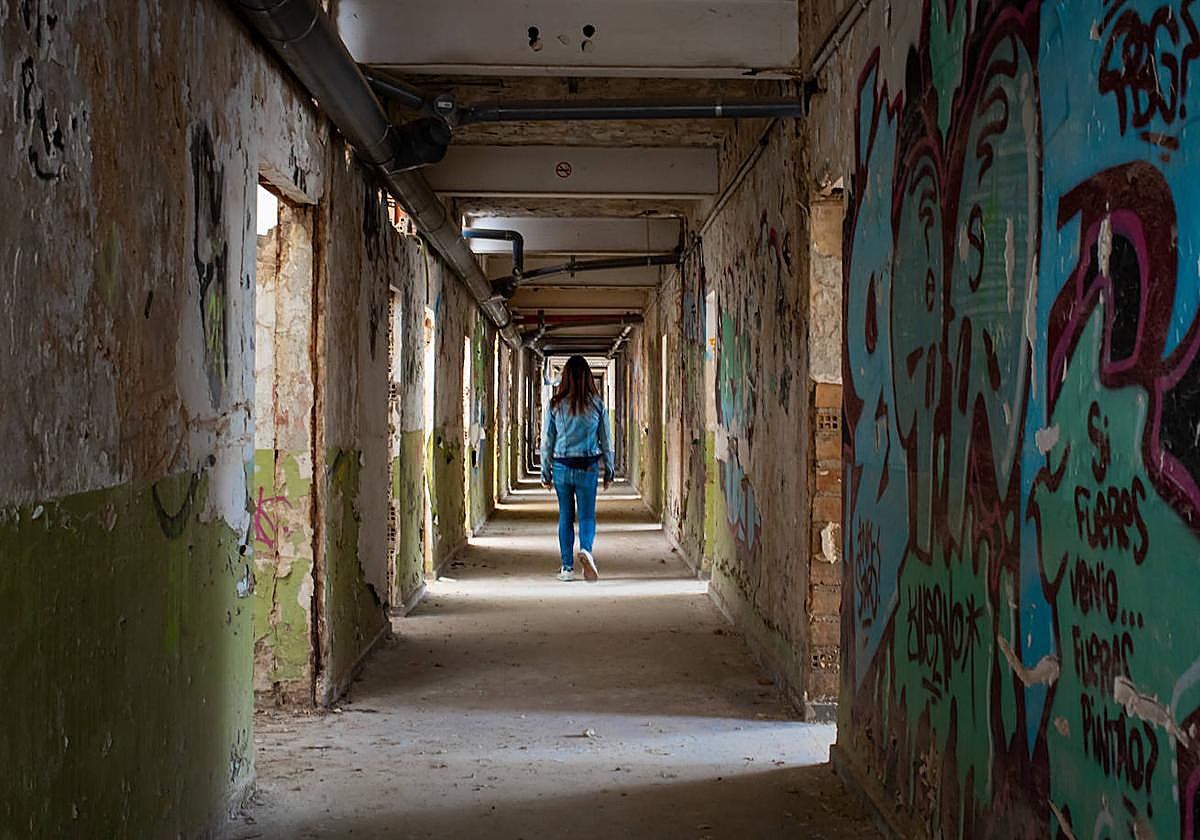 Pasillo destrozado que distribuía las clases del antiguo instituto Luis Bueno Crespo, que se cerró en 2006.