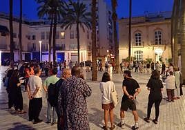 Círculo de silencio organizado en la plaza de la Catedral de Almería por el Día contra la Pobreza.