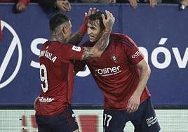 Chimy Ávila y Budimir se felicitan tras un gol.