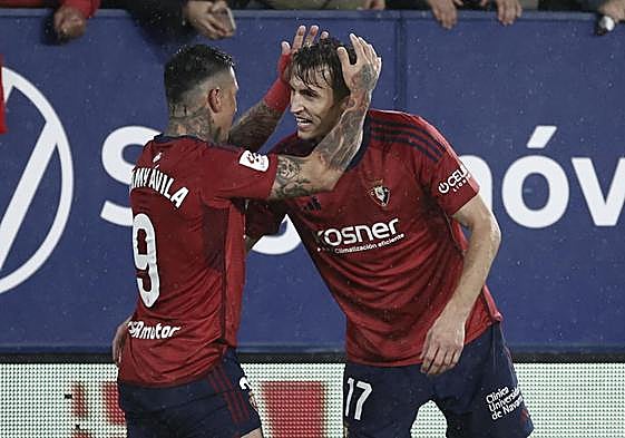 Chimy Ávila y Budimir se felicitan tras un gol.
