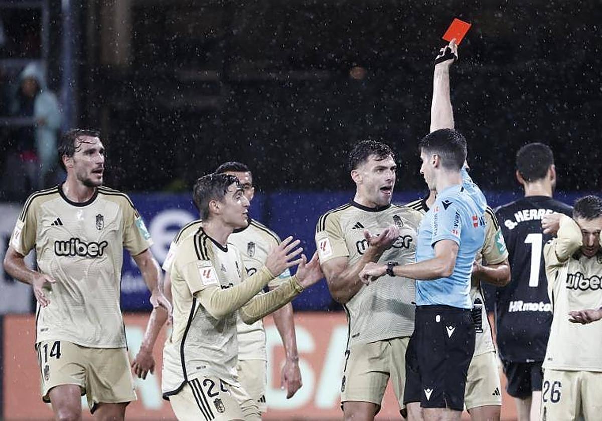 Lucas Boyé lamenta su roja directa en El Sadar.