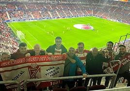 Integrantes de la peña 'Fuera de Juego' de Dúrcal, en El Sadar.