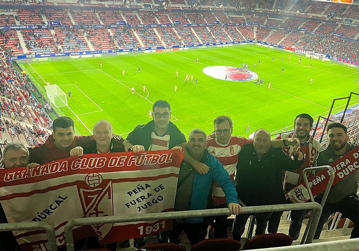 Integrantes de la peña 'Fuera de Juego' de Dúrcal, en El Sadar.