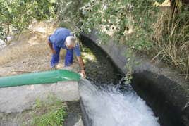 Un agricultor controla un sistema de riego.