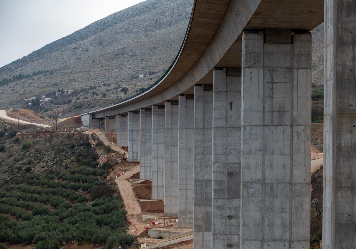 Viaducto de entrada a la variante de Loja, que salva uno de los desniveles.