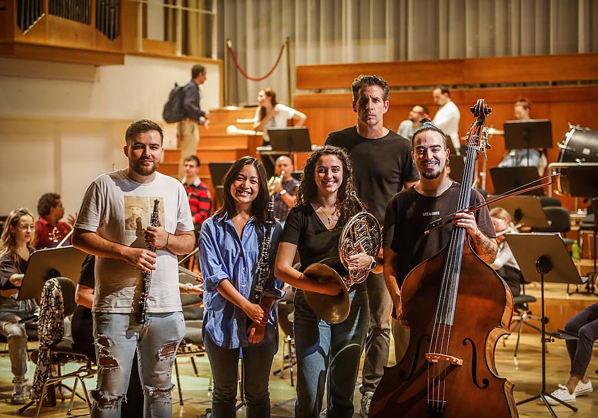 Daniel Illescas, Clara Li Cárdenas, María Vargas y Yakub Ozalla, con Lucas Macías