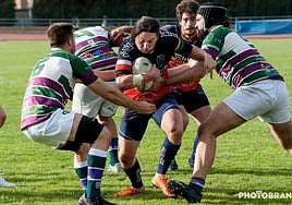 Un jugador del Escoriones trata de evitar un placaje.