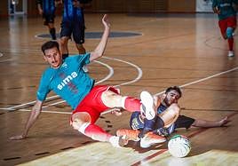 Un jugador del Sima Granada lucha por un balón dividido.