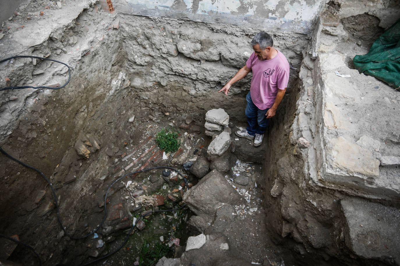 La propiedad del solar donde se ha excavado muestra los restos de los ladrillos de la Puerta de Jaén original.