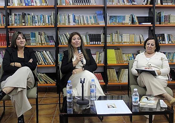 Viviana Rivero, en el centro, durante la presentación.