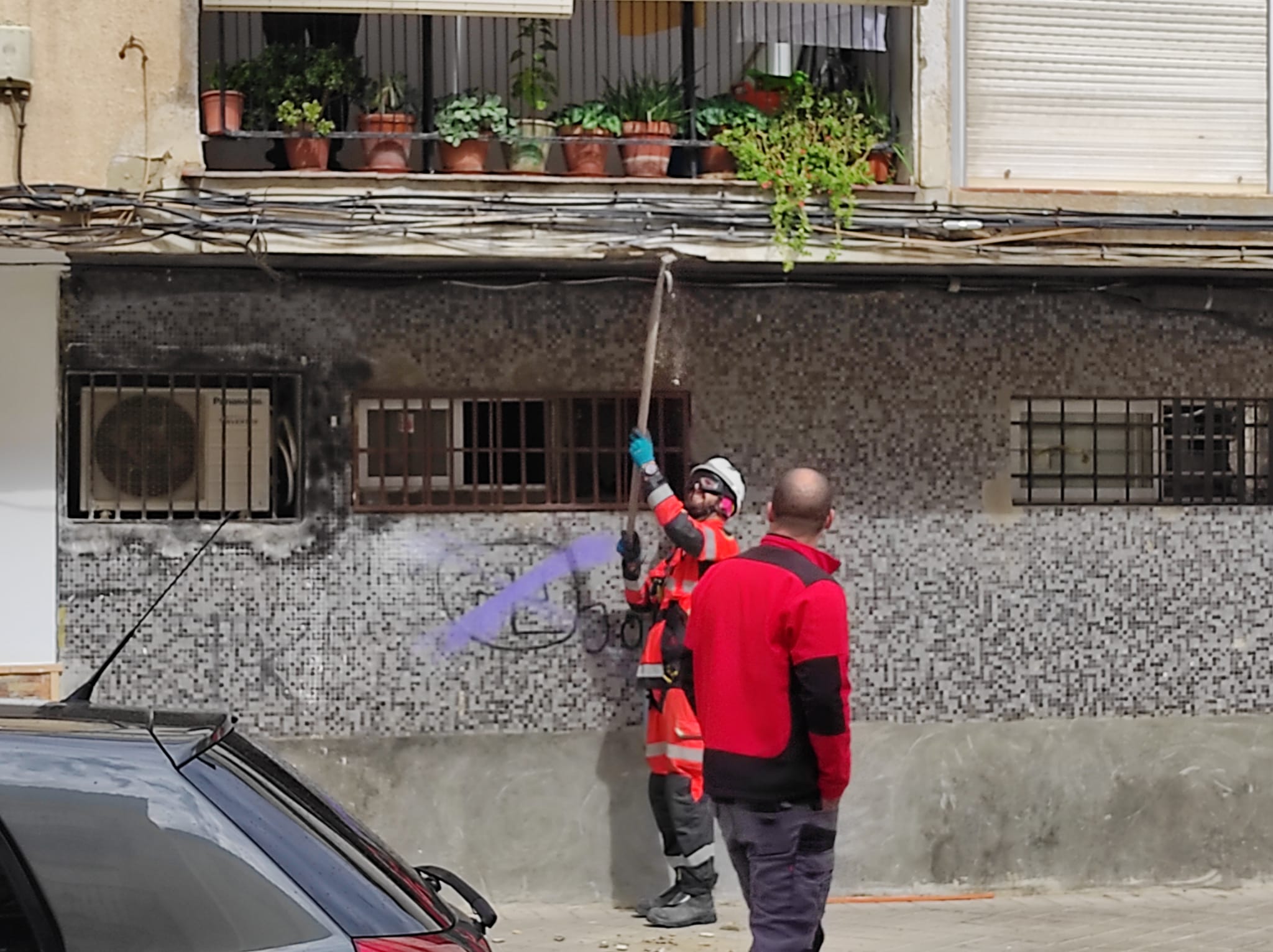 Bomberos apuntalan el edificio tras los desprendimientos en el Zaidín