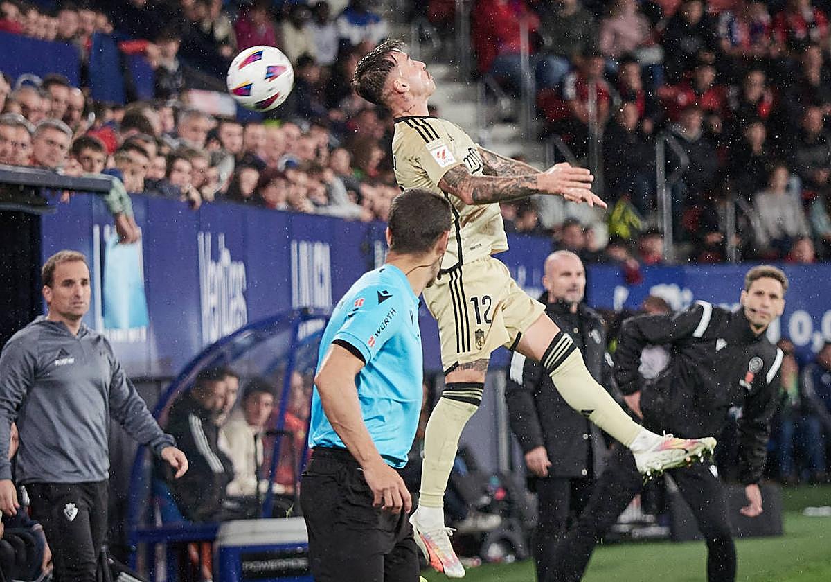 Ricard Sánchez persigue un balón que se va fuera en El Sadar.