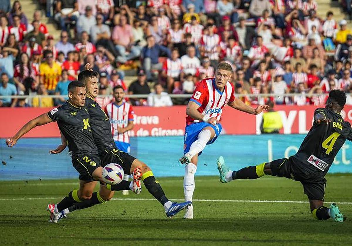 Ni Kaiky ni César Montes ni Baba llegan al remate de Dovbyk que supuso uno de los goles del ucraniano.