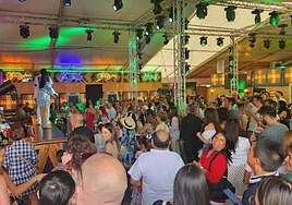 Caseta de la Feria de San Lucas, en pleno apogeo de la fiesta.